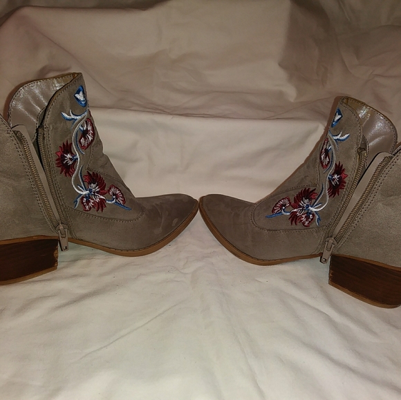 Women's 8.5 Vivian suede embroidered ankle boots - Picture 6 of 9